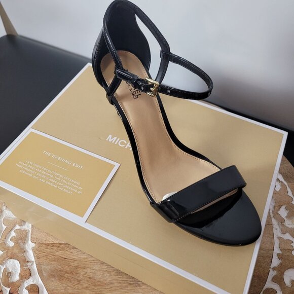 Michael Kors Simone Black Patent Leather Ankle Strap Heels W/Gold Buckle Size 8M - Picture 3 of 10